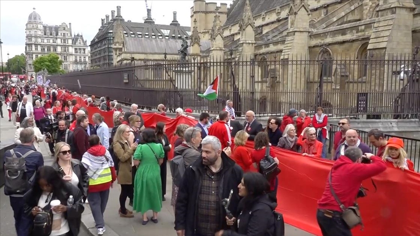 Britani, protestuesit rrethojnë ndërtesën e parlamentit dhe thurin "mur të kuq" simbolik për Gazën