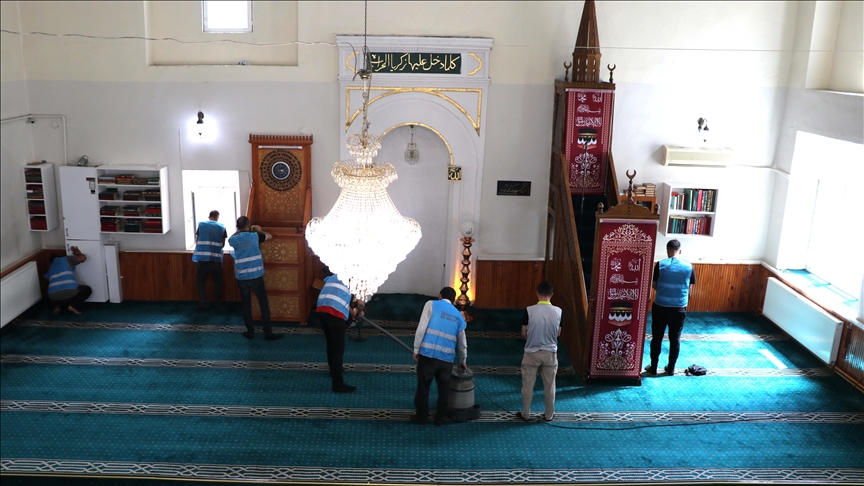 楚梭硃堝覺'da yükümlüler cami ve mezarl覺klar覺 Kurban Bayram覺'na haz覺rl覺yor