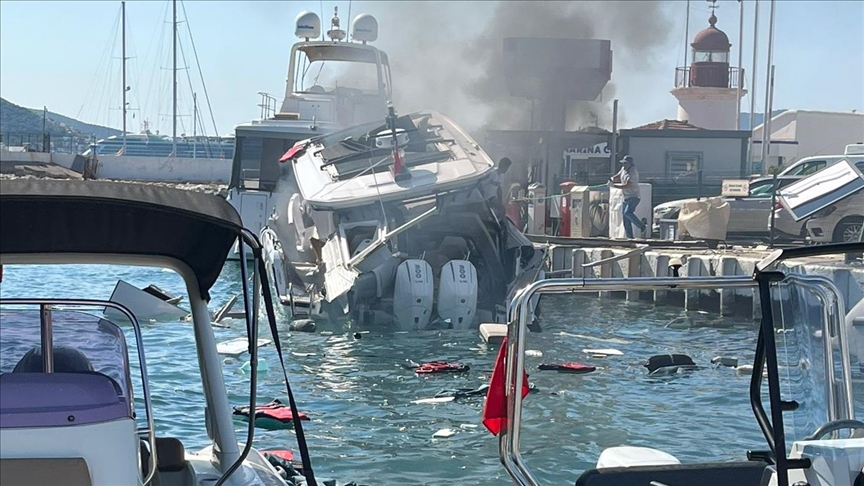 Bodrum'da yakıt ikmali için marinaya yanaşan motoryatta patlama meydana geldi