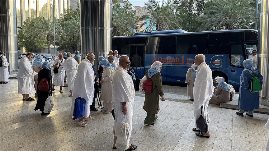 Hacı adaylarının "Mahşerin Provası" diye nitelendirilen Arafat'a yolculuğu başladı