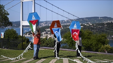 İstanbul'da çocuklar şiirler eşliğinde Gazzeli ve Doğu Türkistanlı çocuklar adına uçurtma uçurdu