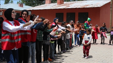 Ağrı'da Kızılay gönüllüleri saç bakımını yaptıkları köy çocuklarını oyunlarla eğlendirdi