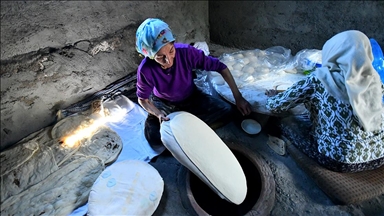 Kars'ta tandırlar Kurban Bayramı sofraları için yakıldı