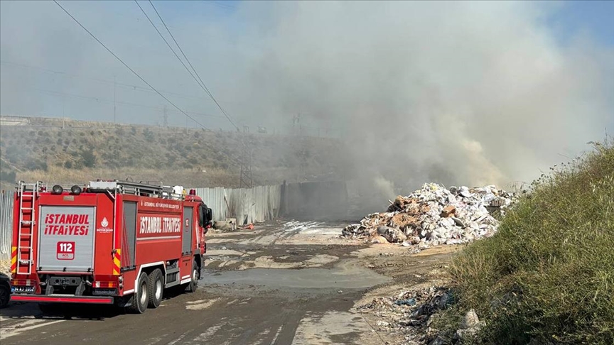 Sultangazi'de katı atık toplama alanında çıkan yangın söndürüldü