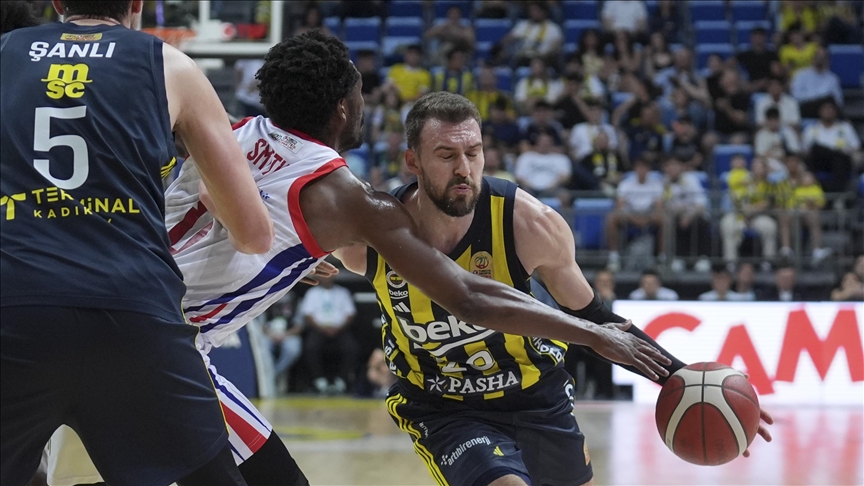 Fenerbahçe Beko, Bahçeşehir Koleji'ni mağlup ederek seride 1-0 öne geçti