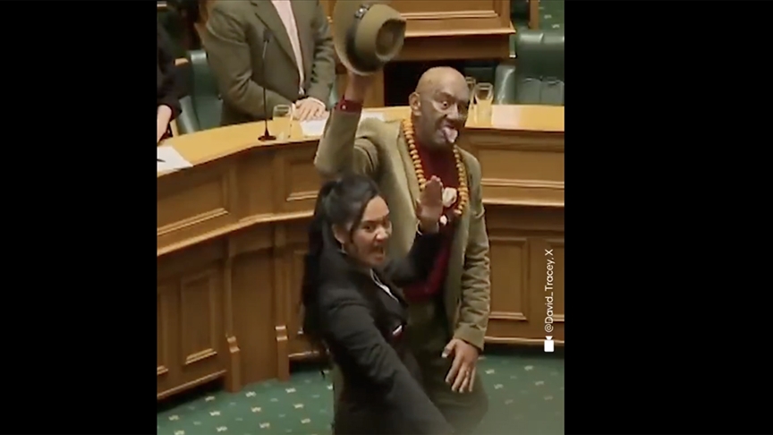 Yeni Zelanda'da "Haka dansı" protestosuyla gündeme gelen 3 milletvekili görevden uzaklaştırıldı