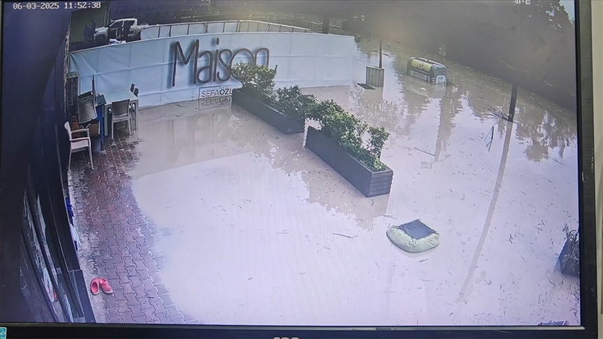 Trabzon'daki taşkında suyun yükselme anı güvenlik kamerasınca kaydedildi