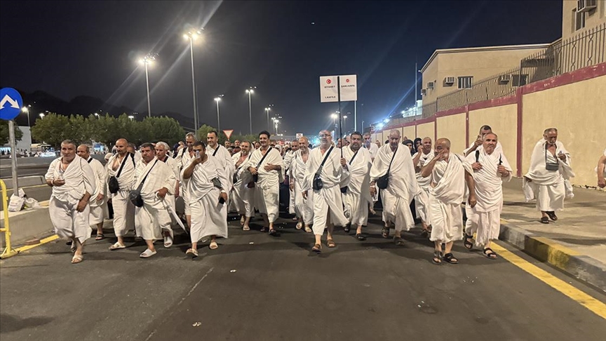 Hacı adayları Arafat vakfesini tamamlayıp Müzdelife'ye geçti