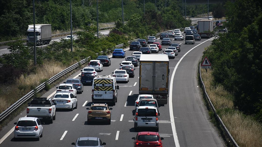 Yollarda bayram tatili hareketliliği yaşanıyor