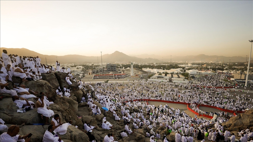 ضيوف الرحمن يبدؤون النفرة من عرفات لمزدلفة بعد قضاء ركن الحج الأعظم 