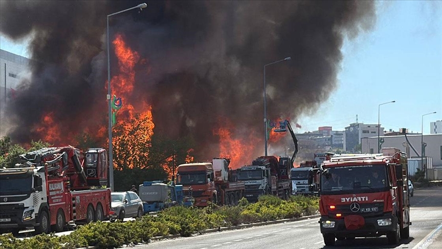 Kocaeli'de palet fabrikasının depolama sahasında çıkan yangın kontrol altına alındı