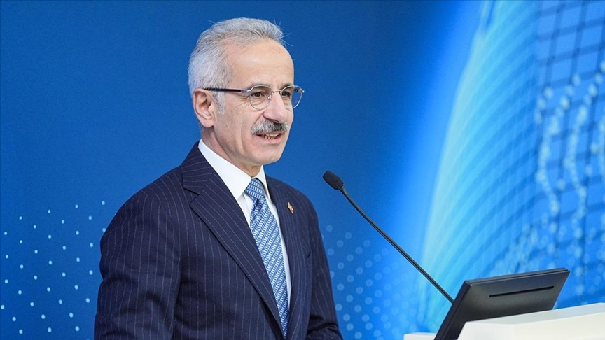 Ulaştırma ve Altyapı Bakanı Uraloğlu, ülkede elektrikli araç şarj altyapısının hızla arttığını bildirdi