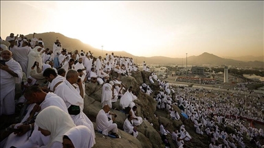 Près de 2 millions de pèlerins musulmans gravissent le mont Arafat pour le point culminant du Hajj