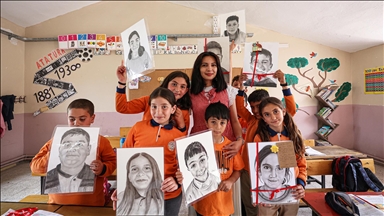 Gönüllü ressamlar, köy okulundaki öğrencilerin portrelerini karakalemle ölümsüzleştirdi