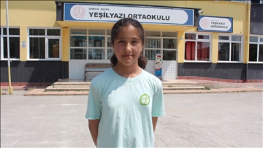 Bursluluk sınavında tam puan alan Esra, başarısını kitap okuma ve ders tekrarına bağladı 