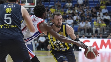 Fenerbahçe Beko, Bahçeşehir Koleji'ni mağlup ederek seride 1-0 öne geçti