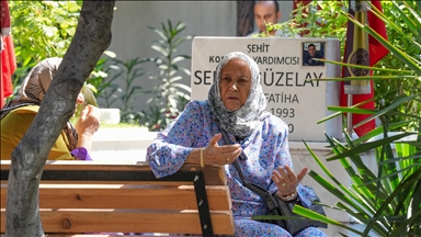 Şehit aileleri arife günü yakınlarının mezarını ziyaret etti