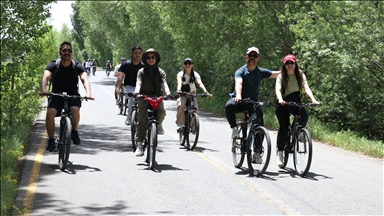 Ağrı'da Yeşilay gönüllüleri doğal güzellikleri pedal çevirerek keşfediyor