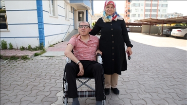 İlkokul öğrencisinin mavi kapak kampanyası fiziksel engelli İsmail'e bayram hediyesi oldu