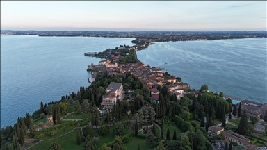 Liqeni Garda dhe qyteza Sirmione në Itali tërheqin turistë gjatë gjithë vitit me bukurinë piktoreske
