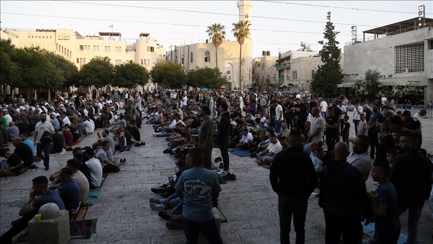 فلسطينيو الضفة يؤدون صلاة العيد وسط عدوان إسرائيلي متواصل