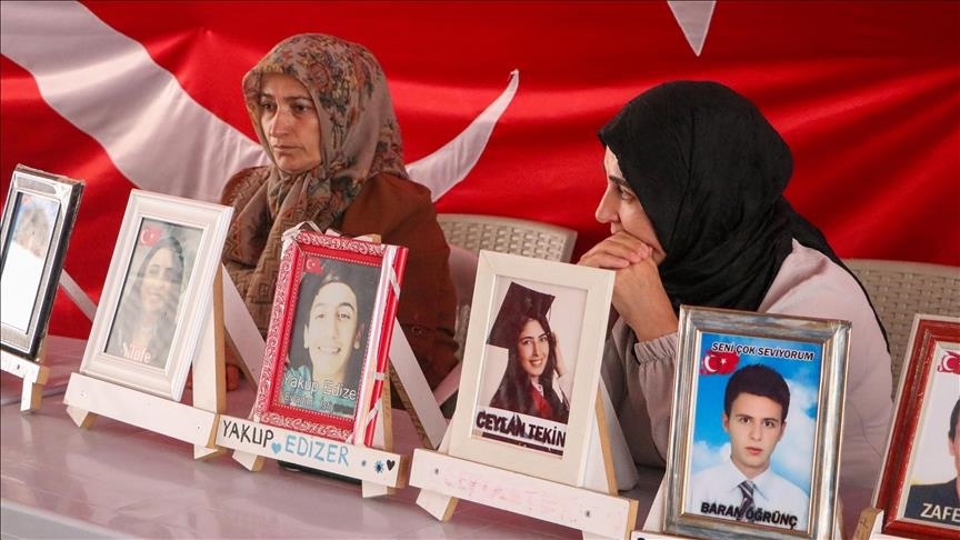 Dayikên Diyarbekirê di Eyda Qurbanê da jî nobeta ji bo ewladên xwe didomînin