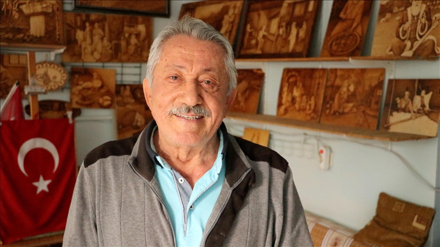 ձ쾱岹ğ'da 74 yaşındaki usta, 29 yıldır ahşap yakma sanatını icra ediyor