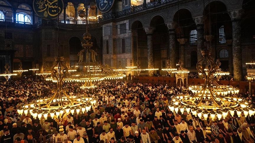 في صلاة العيد.. مساجد إسطنبول تفيض بالمصلين
