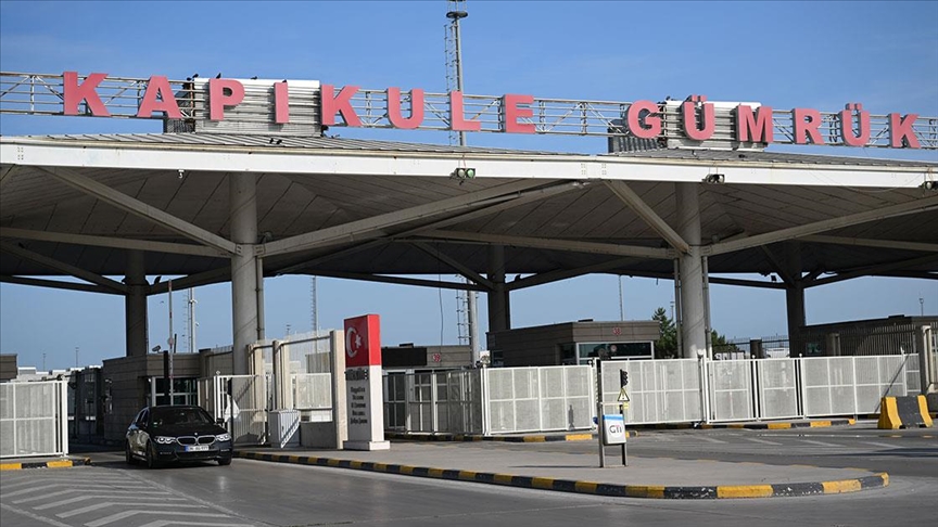 Kapıkule'den Türkiye'ye giriş yapan gurbetçiler, bayrama anavatanlarında girmenin mutluluğunu yaşadı