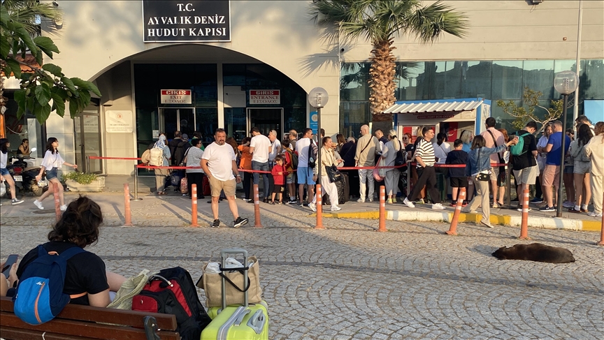 Kurban Bayramı tatilinde Ayvalık'tan Midilli Adası'na geçişlerde ğܲԱܰ yaşanıyor