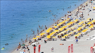 Antalya, Muğla ve Mersin sahillerinde Kurban Bayramı'nın ilk gününde yoğunluk yaşanıyor