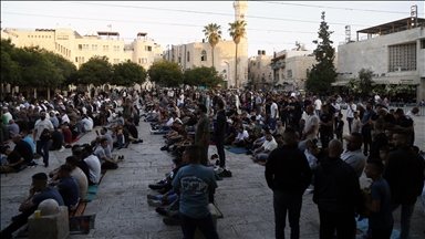 فلسطينيو الضفة يؤدون صلاة العيد وسط عدوان إسرائيلي متواصل