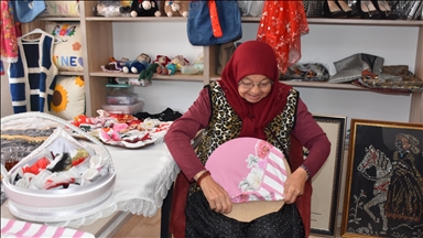 Afyonkarahisar'da kadınların atık malzemelerden yaptıkları ürünler gelire dönüşüyor