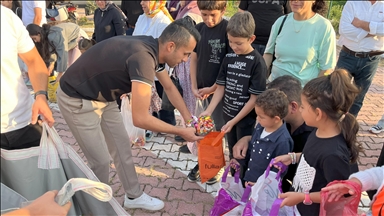 Antalya'da yıllardır aynı geleneği yaşatan mahalle sakinleri cami avlusundaki çocuklara şeker dağıttı