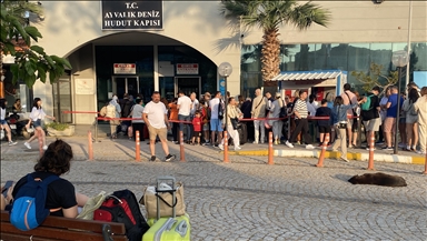 Kurban Bayramı tatilinde Ayvalık'tan Midilli Adası'na geçişlerde yoğunluk yaşanıyor