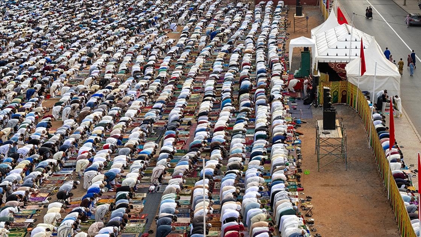 المغاربة يؤدون صلاة العيد وغياب الأضاحي في ظل الجفاف