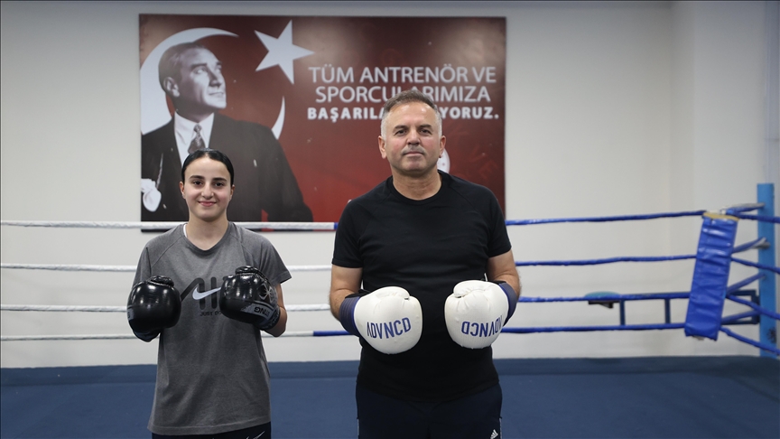 Boksör okul müdürünün şampiyon öğrencisi