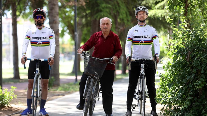Çiklisti nga Turqia pedalon për 63 vjet dhe jep shembull për të rinjtë