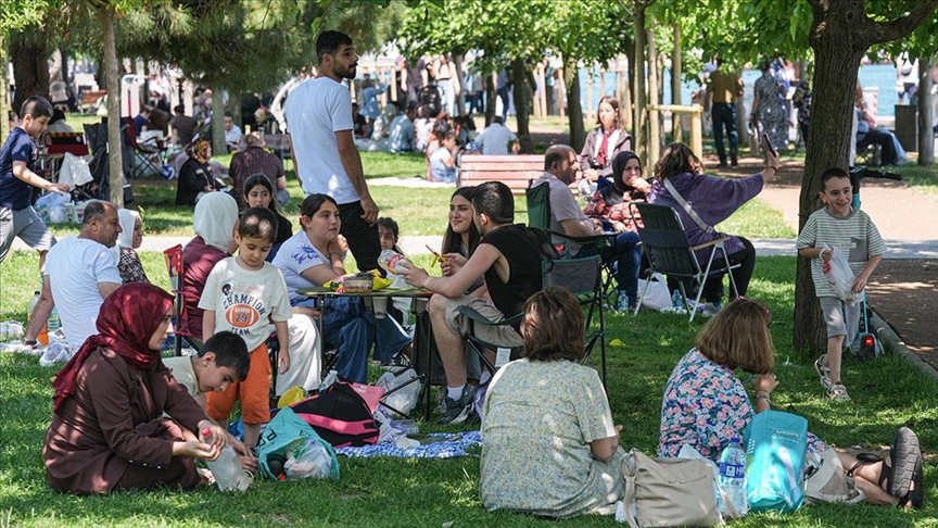 İٲԲܱlular bayramın ikinci gününde sahil ve parklarda vakit geçirdi