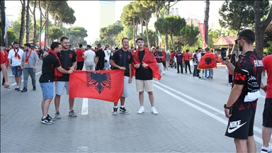 Ndeshja Shqipëri-Serbi, tifozët shqiptarë krijojnë atmosferë festive në Tiranë