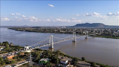 Mozambik'teki Zambezi Nehri ve Samora Machel Köprüsü havadan görüntülendi