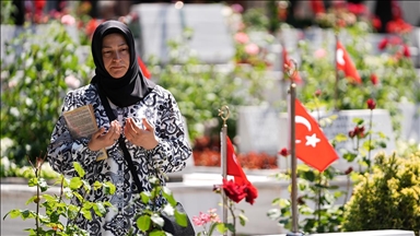 Bayramın ikinci gününde Edirnekapı Şehitliği'ne ziyaretler devam etti