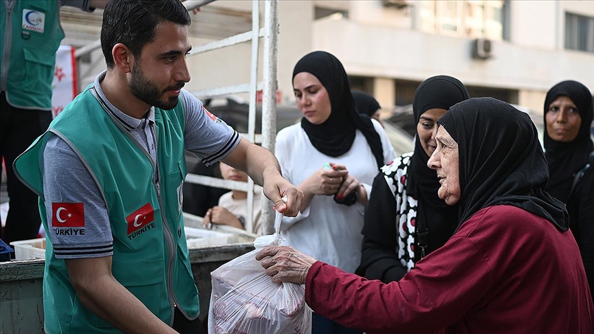 Cansuyu ekipleri 6 bin 900 Filistinli aileye kurban eti dağıttı