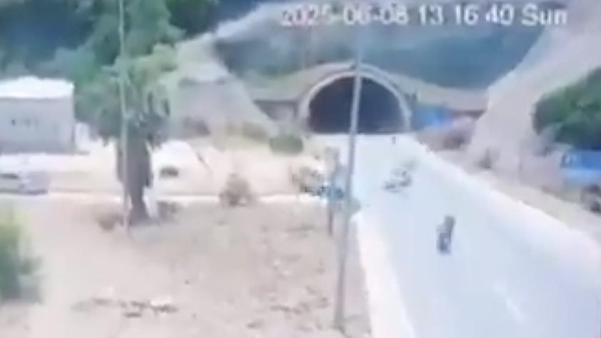 Antalya'da iki motosiklet ile otomobilin çarpışması sonucu 2 kişi öldü, 4 kişi yaralandı