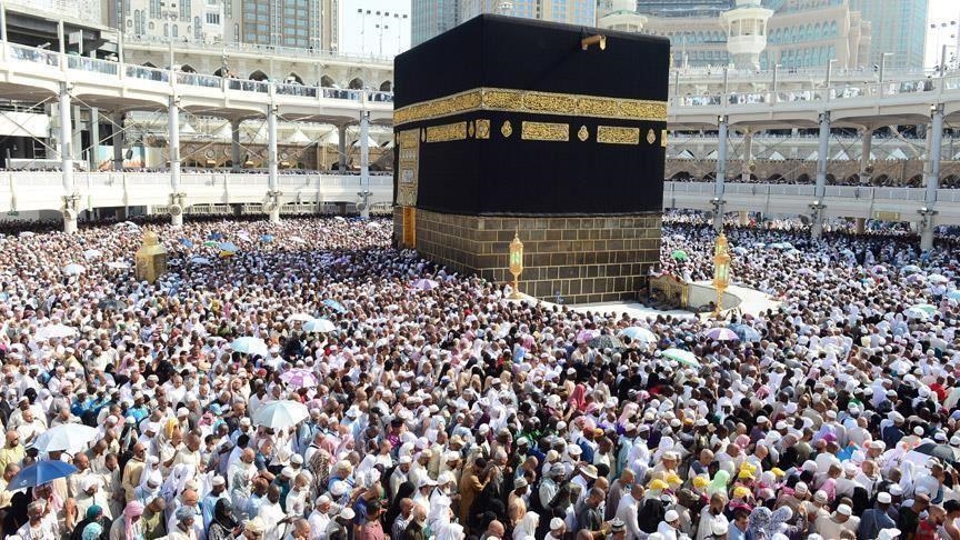 حشود من الحجاج المتعجلين يودعون بيت الله الحرام بعد إتمام مناسكهم