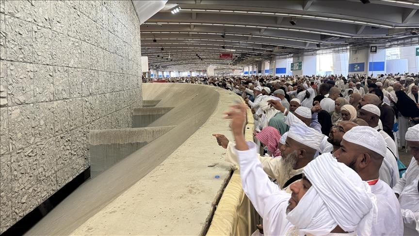 الحجاج يواصلون رمي الجمرات قبيل اختتام مناسك الحج