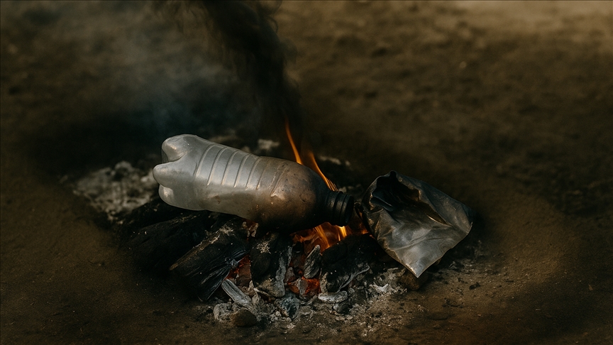 Mangal sonrasında yakılan plastik atıklar, toprak kalitesinin de bozulmasına yol açıyor