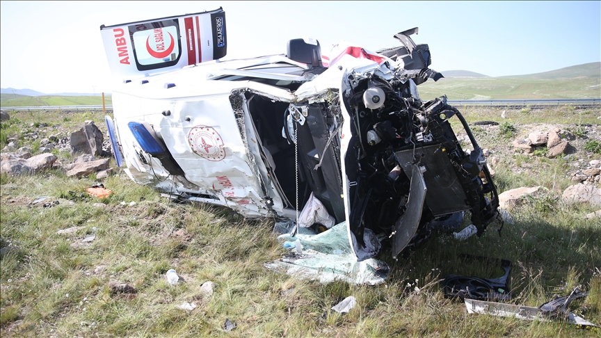 Li Qersê ambulans welgeriya şarampolê û 4 karmendên tenduristiyê birîndar bûn