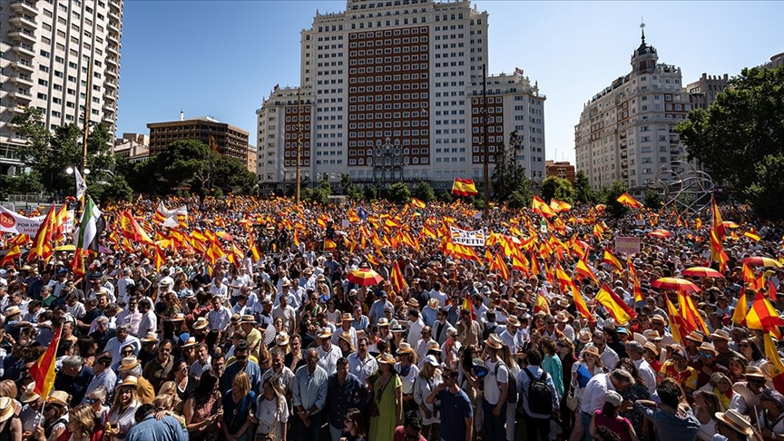 İ貹Բⲹ'da merkez sağcı ana muhalefet "erken seçim" talebiyle Madrid'de gösteri yaptı