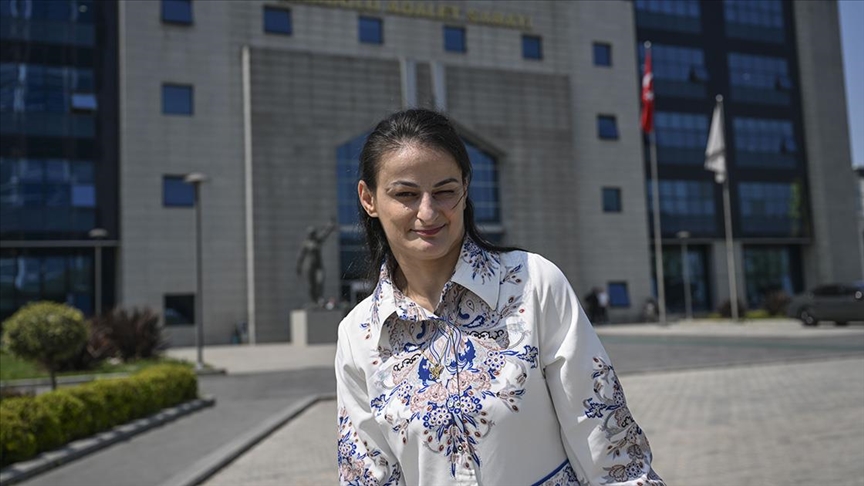 Serebral palsiyle mücadele eden adliye memuru engelini yazdığı şiirlerle aşıyor